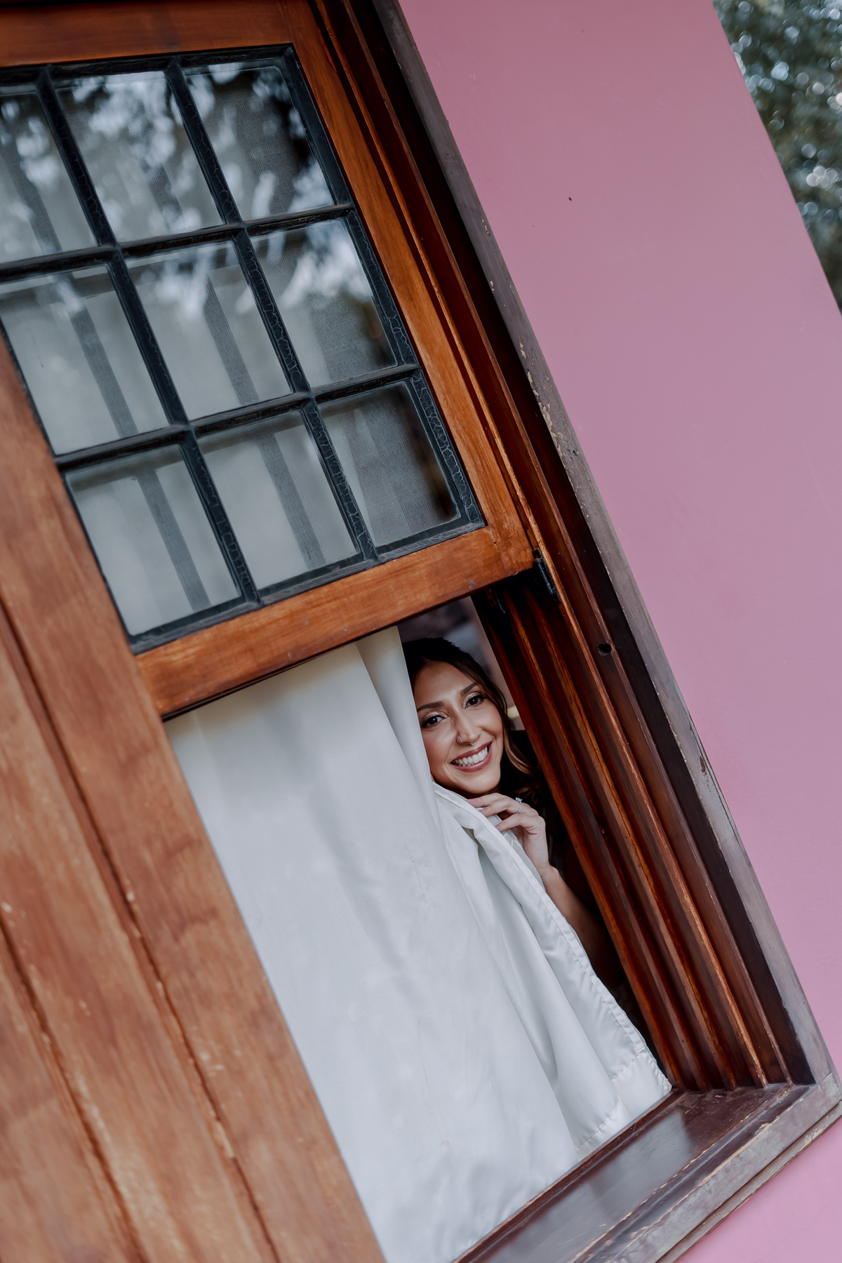 Yasmin em um registro espontâneo junto à janela da Fazenda Vila dos Eucaliptos, momentos antes de seguir para a cerimônia.