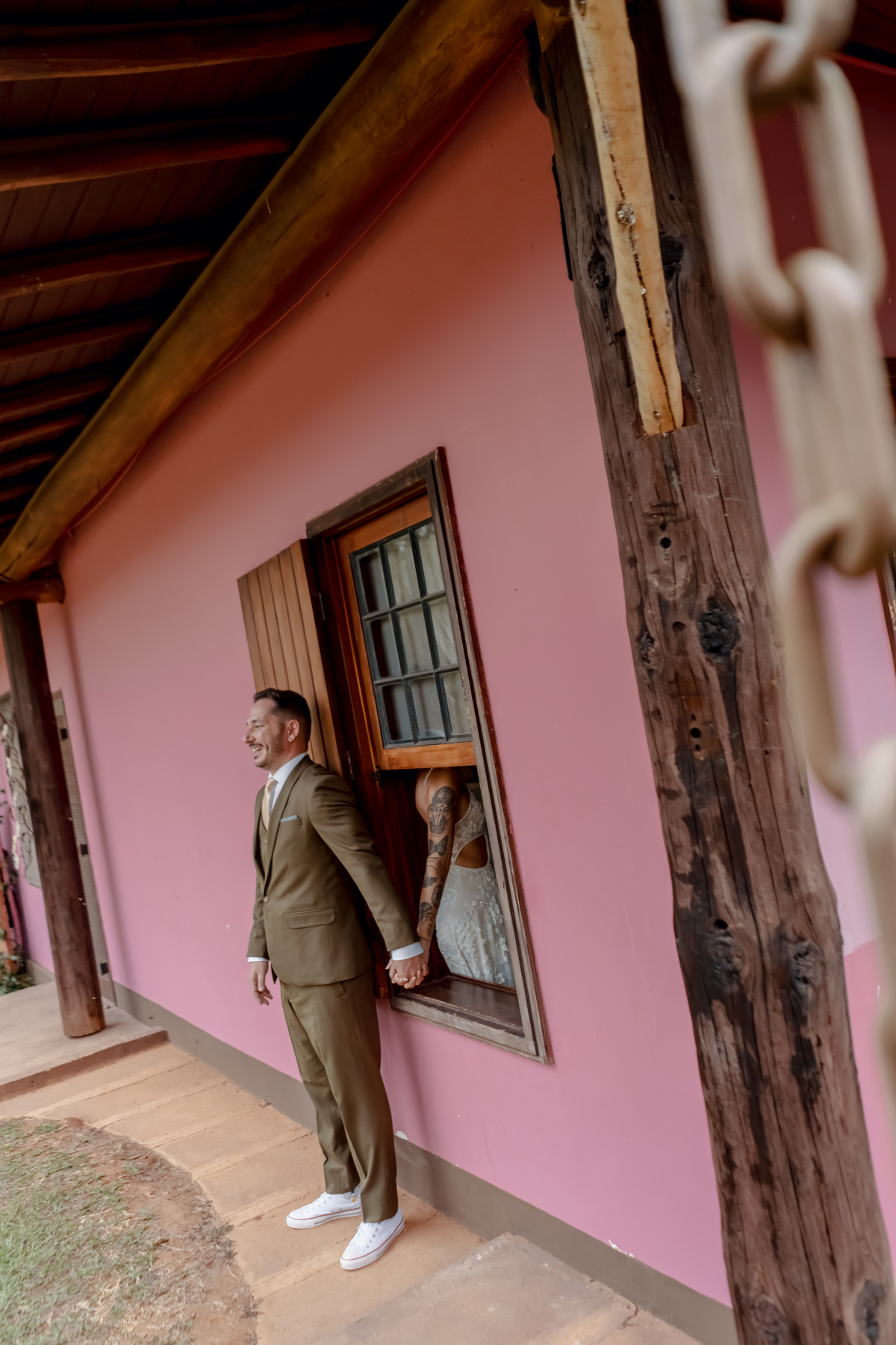 Fábio em um momento de expectativa antes do casamento, fotografado nos arredores da Fazenda Vila dos Eucaliptos.
