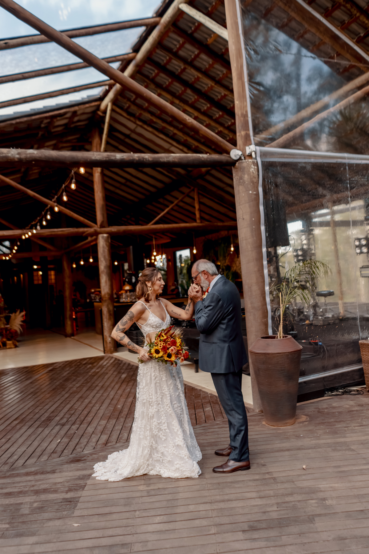 Fábio e Yasmin durante a celebração, com a luz natural atravessando a vegetação e criando uma atmosfera característica do casamento no campo.