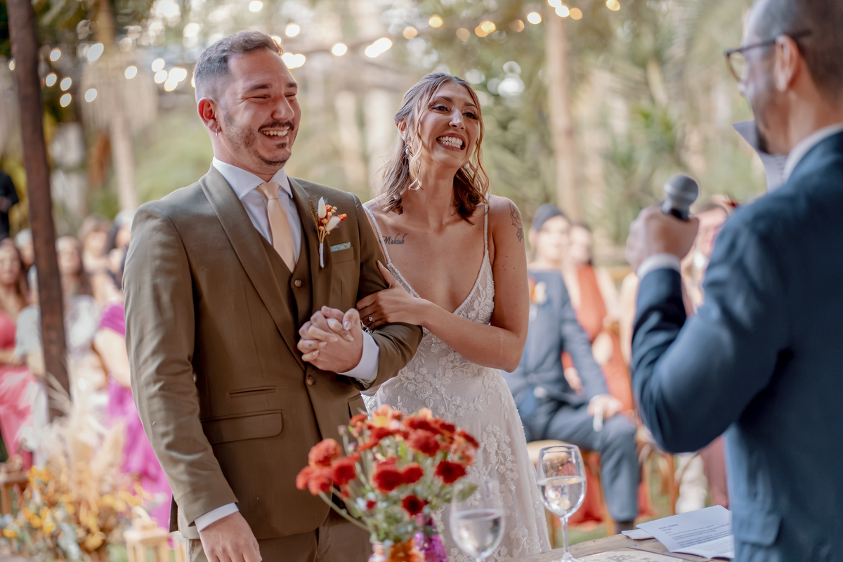 Fábio e Yasmin diante do celebrante durante a cerimônia, em um momento de emoção do casamento realizado durante o dia na fazenda.