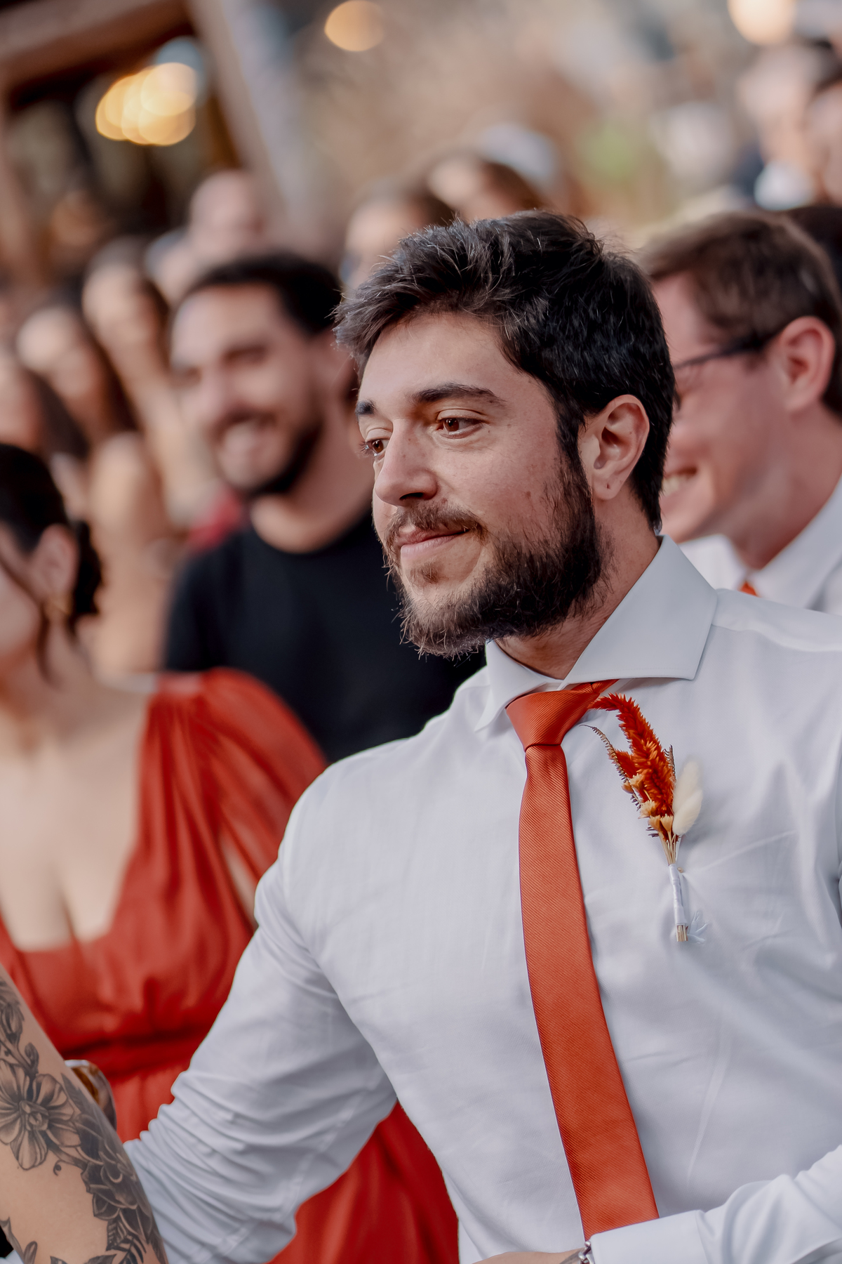 Retrato espontâneo de um dos convidados durante a celebração, registrando a emoção e a atmosfera descontraída do casamento de Fábio e Yasmin.
