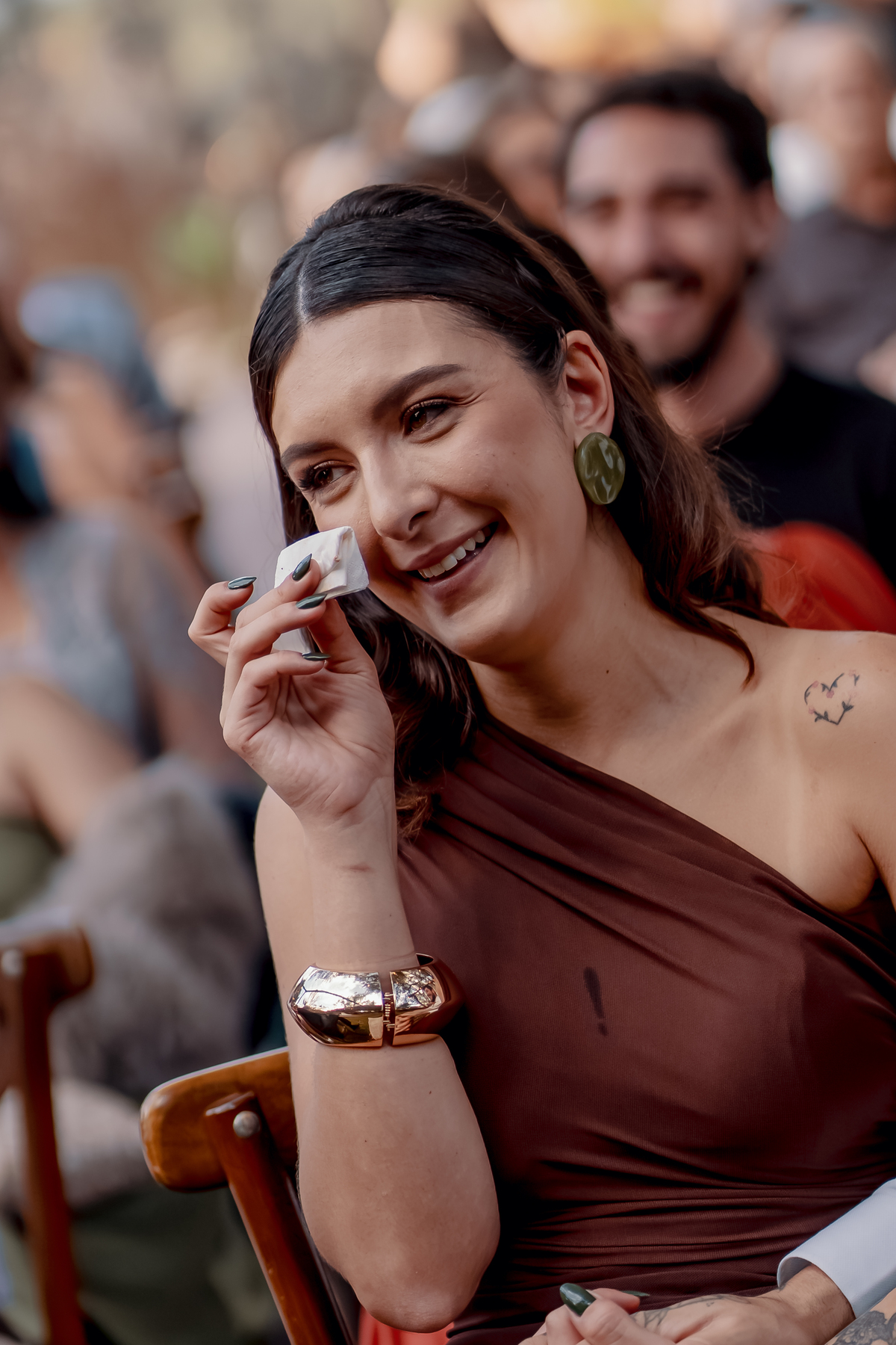 Yasmin emocionada durante a cerimônia, em um registro espontâneo que revela a intensidade dos momentos vividos no grande dia.