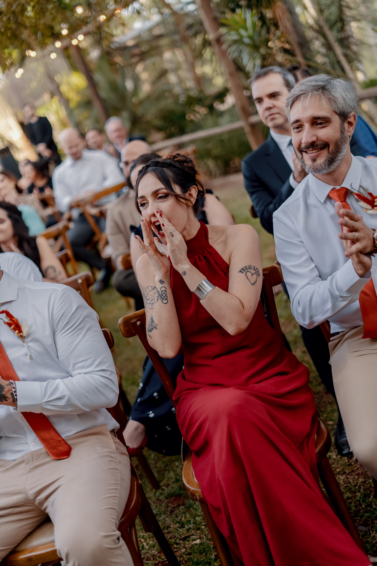 Convidada emocionada durante a cerimônia de Fábio e Yasmin, registrando a conexão e os sentimentos presentes no casamento.