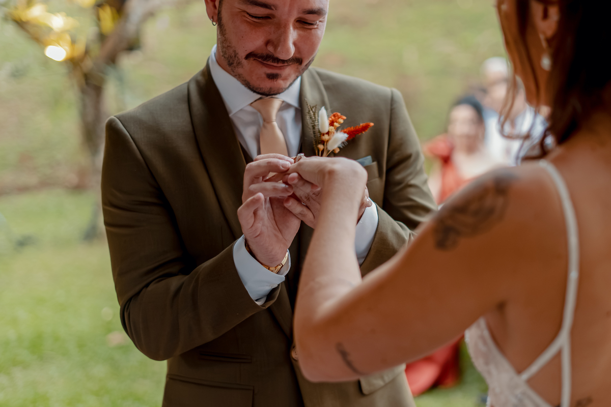 Detalhe da troca de alianças entre Fábio e Yasmin, registrado durante a cerimônia de casamento na Fazenda Vila dos Eucaliptos.
