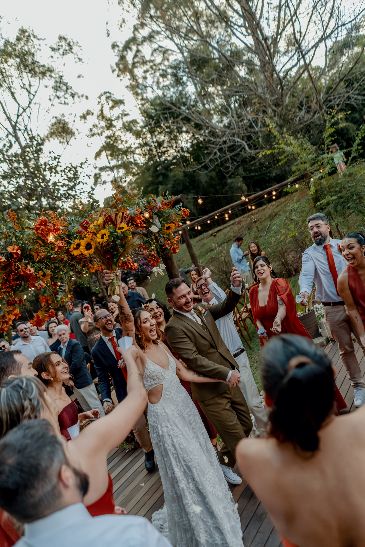 Convidados reunidos em frente ao altar durante a cerimônia de Fábio e Yasmin, em uma celebração cercada pela natureza.
