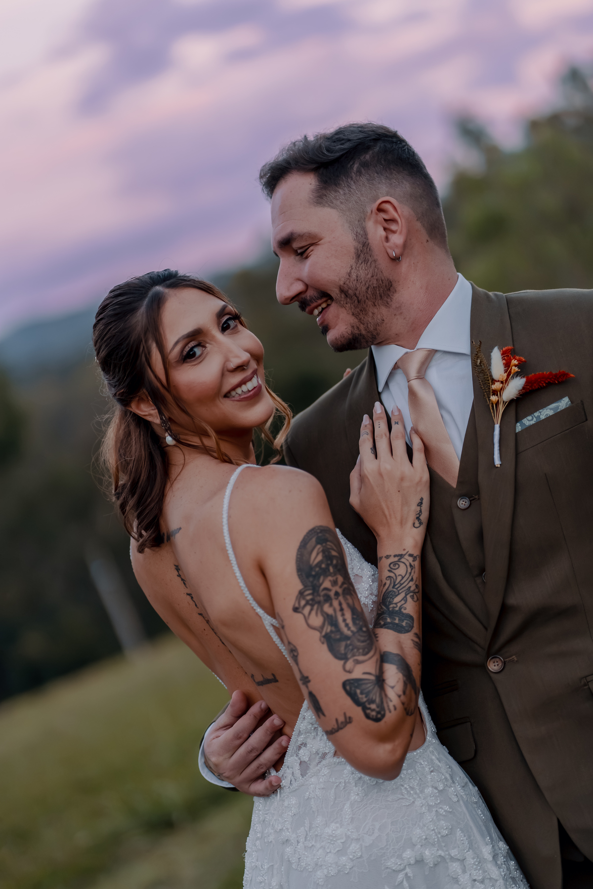 Retrato próximo de Yasmin e Fábio durante a sessão de fotos após o casamento, com a luz natural valorizando a expressão dos noivos.