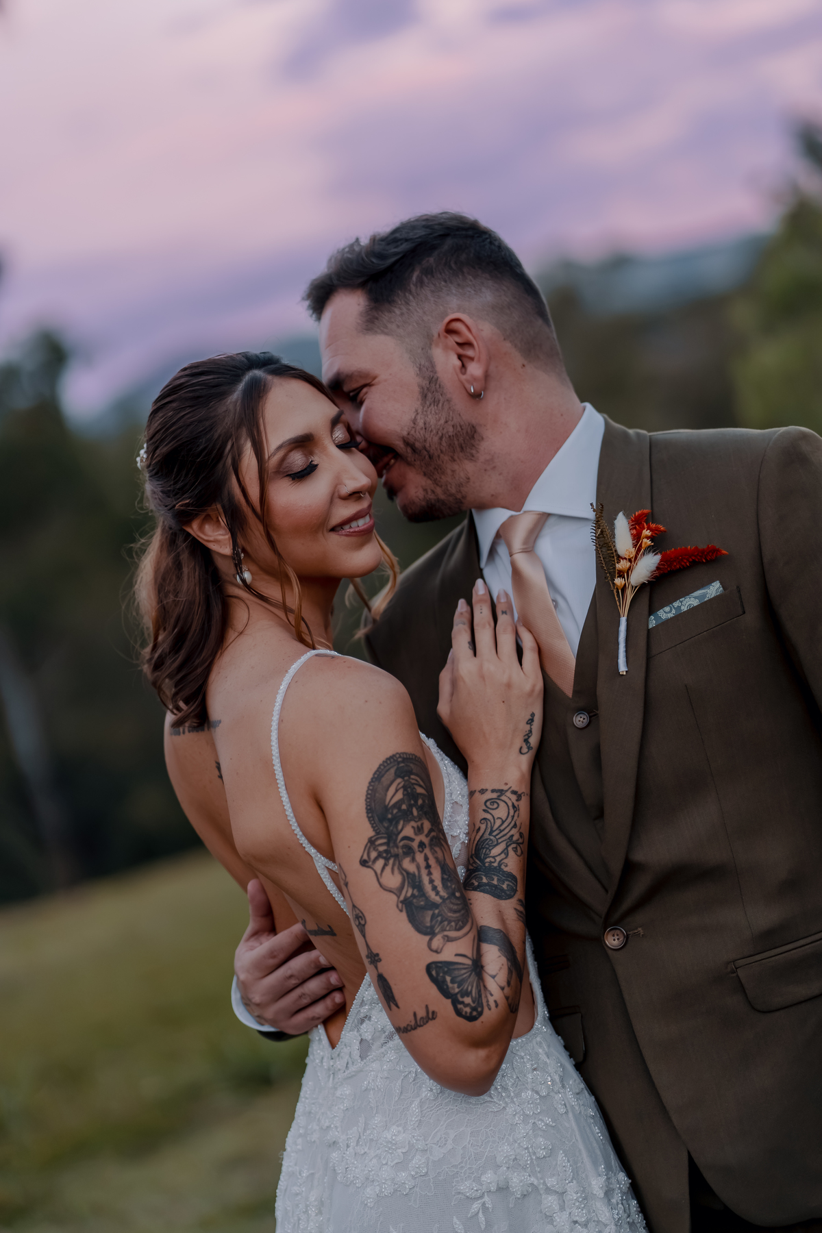 Retrato de Fábio e Yasmin durante a sessão de casal, com a luz dourada do fim da tarde criando uma atmosfera acolhedora.
