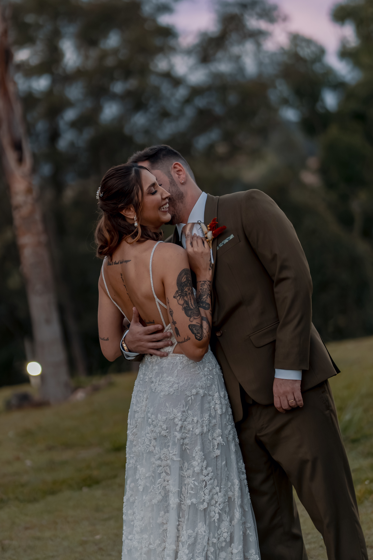 Fábio e Yasmin em um momento de carinho após a cerimônia, fotografados com a luz suave do fim da tarde.