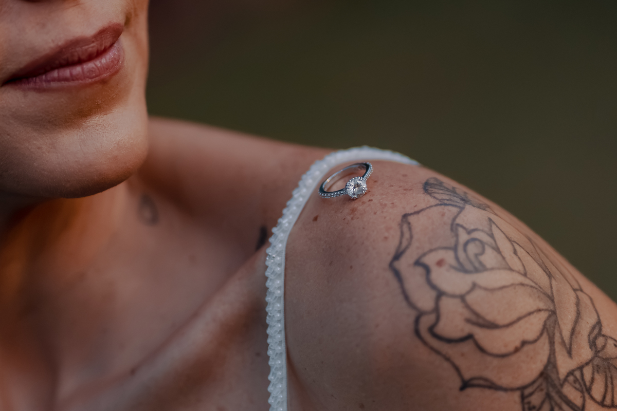 Detalhe do vestido e da tatuagem de Yasmin durante o ensaio dos recém-casados, valorizando a personalidade e os detalhes do visual da noiva.