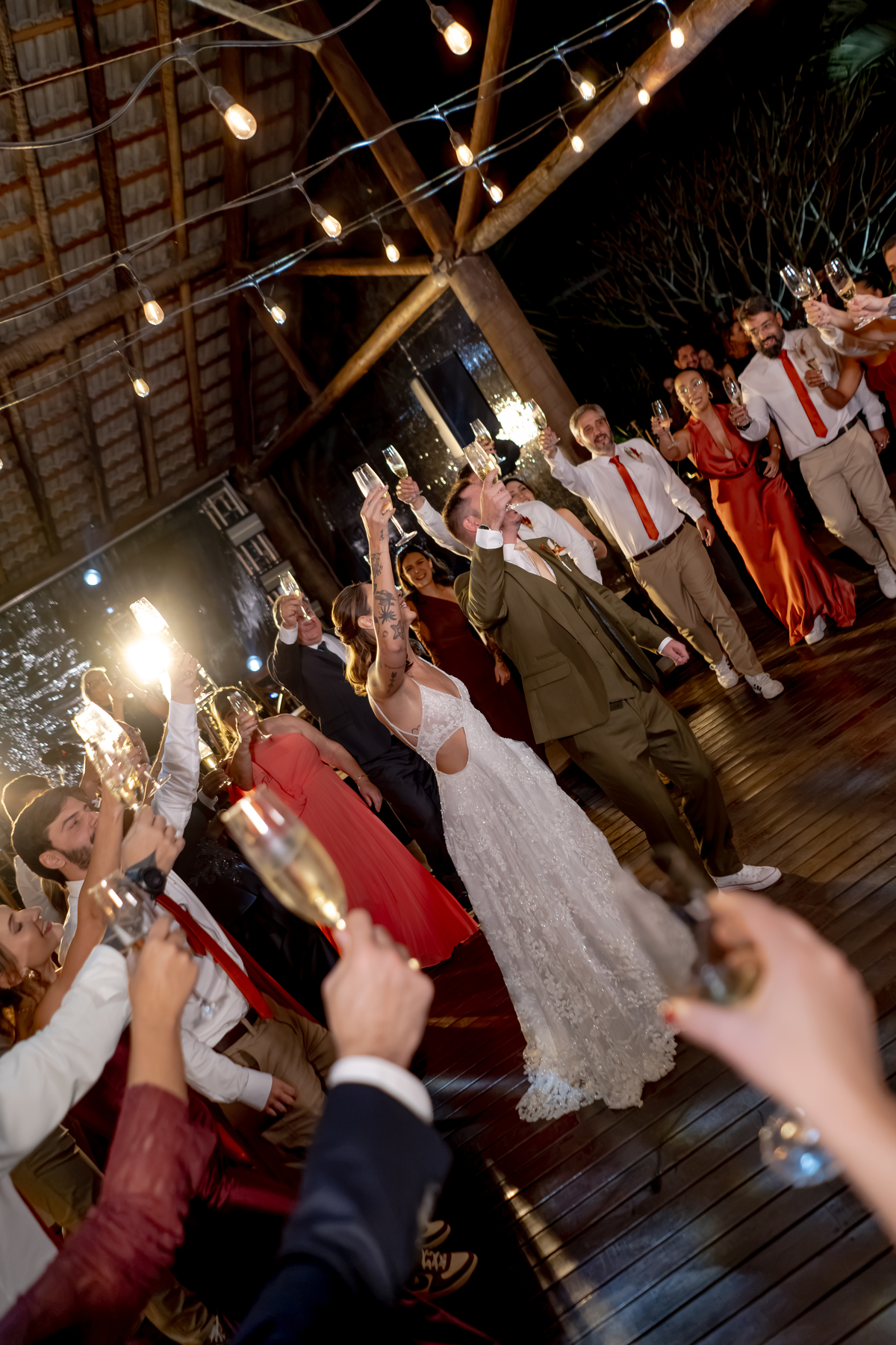 Convidados celebrando junto aos recém-casados durante a festa, em um momento descontraído da recepção de Fábio e Yasmin.