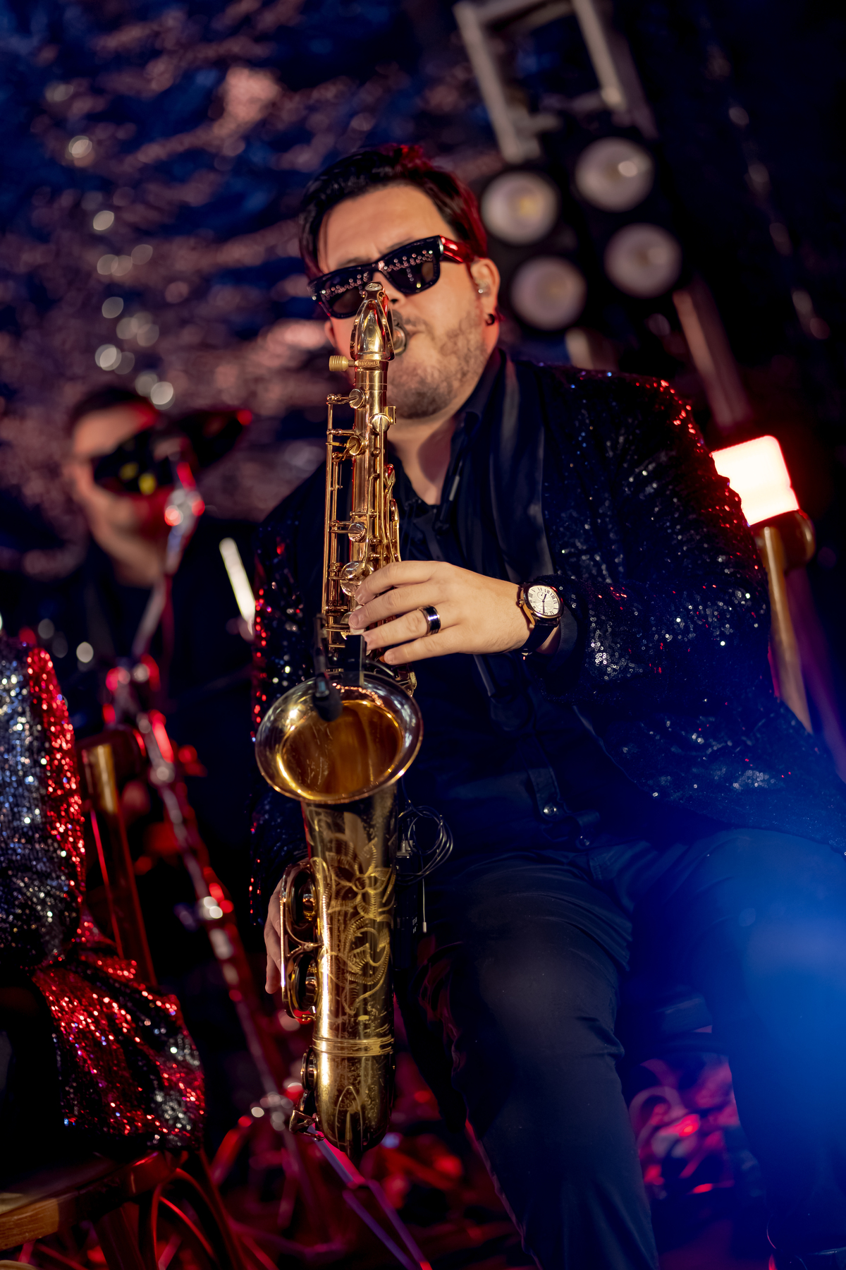 Músico tocando saxofone durante a festa de Fábio e Yasmin, contribuindo para a atmosfera musical da recepção.
