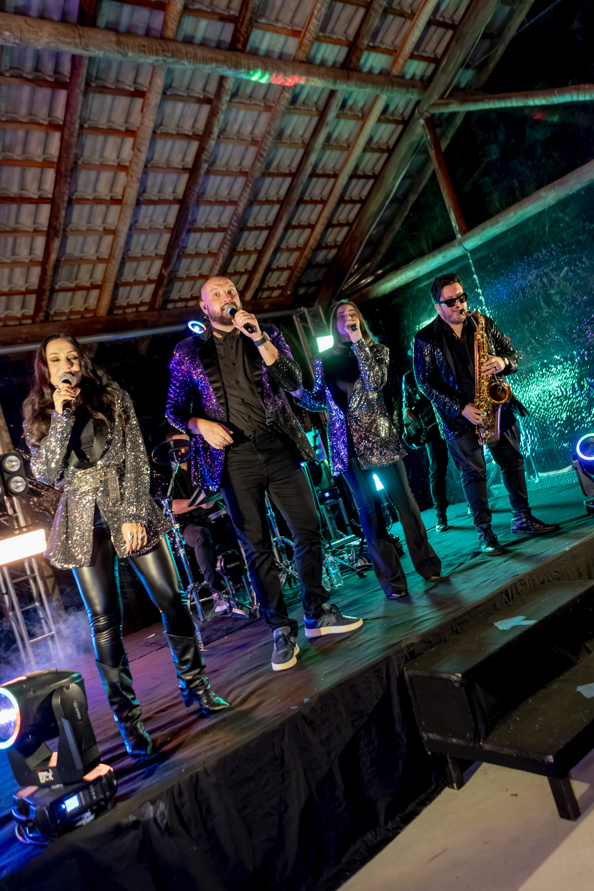 Banda ao vivo animando a festa de casamento de Fábio e Yasmin, com os músicos registrados durante a apresentação.
