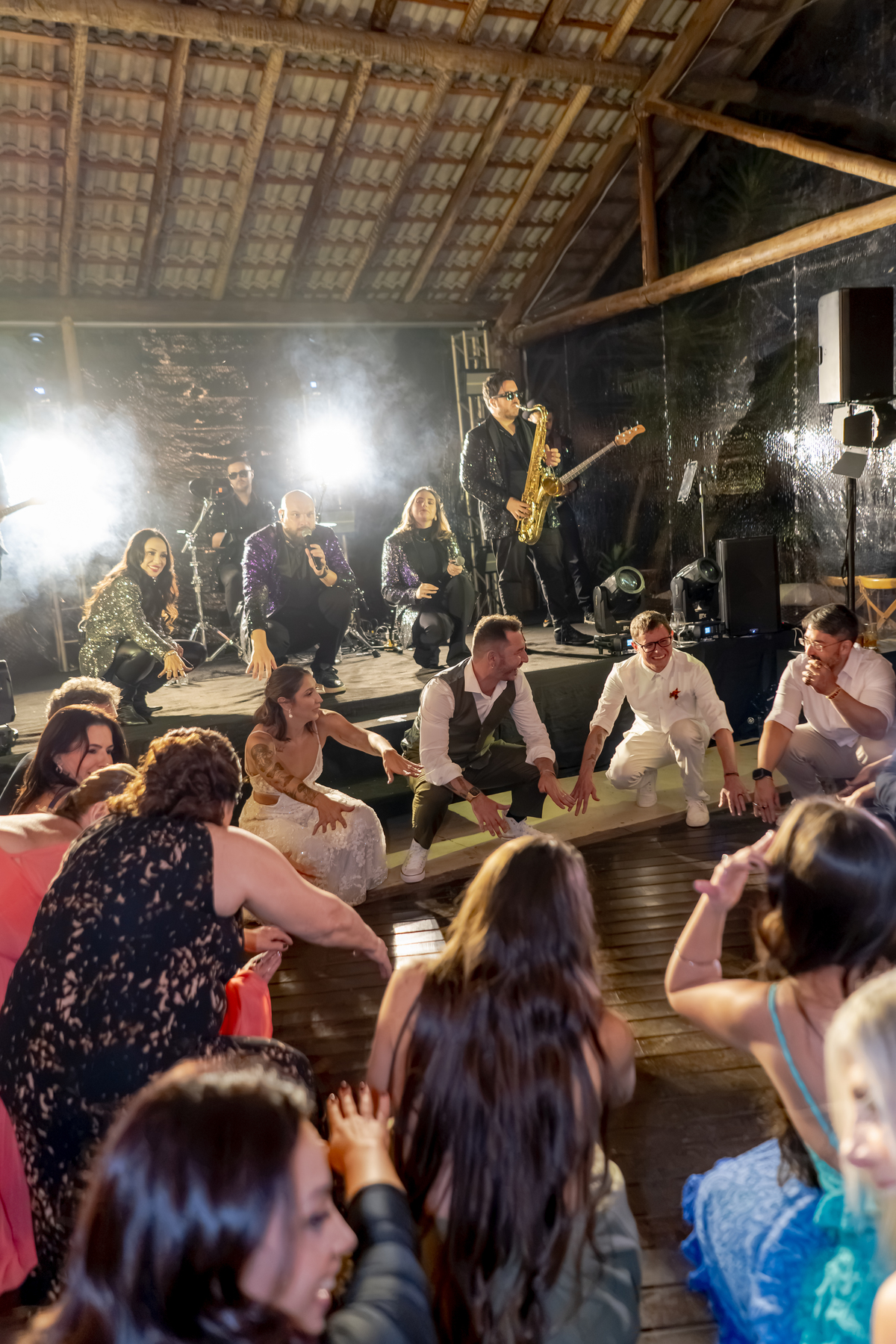 Pista de dança cheia durante a celebração de Fábio e Yasmin, com os convidados aproveitando a música e a festa.
