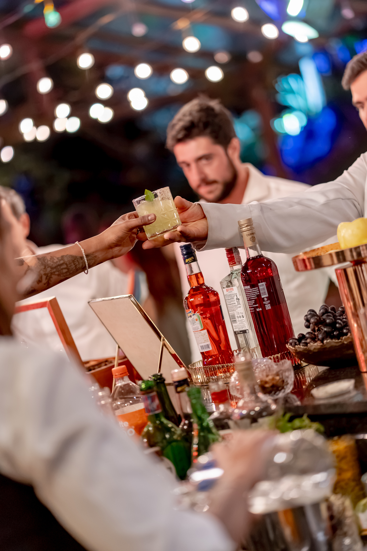 Fábio participando de um momento descontraído durante a festa, cercado por bebidas e pela animação dos convidados.