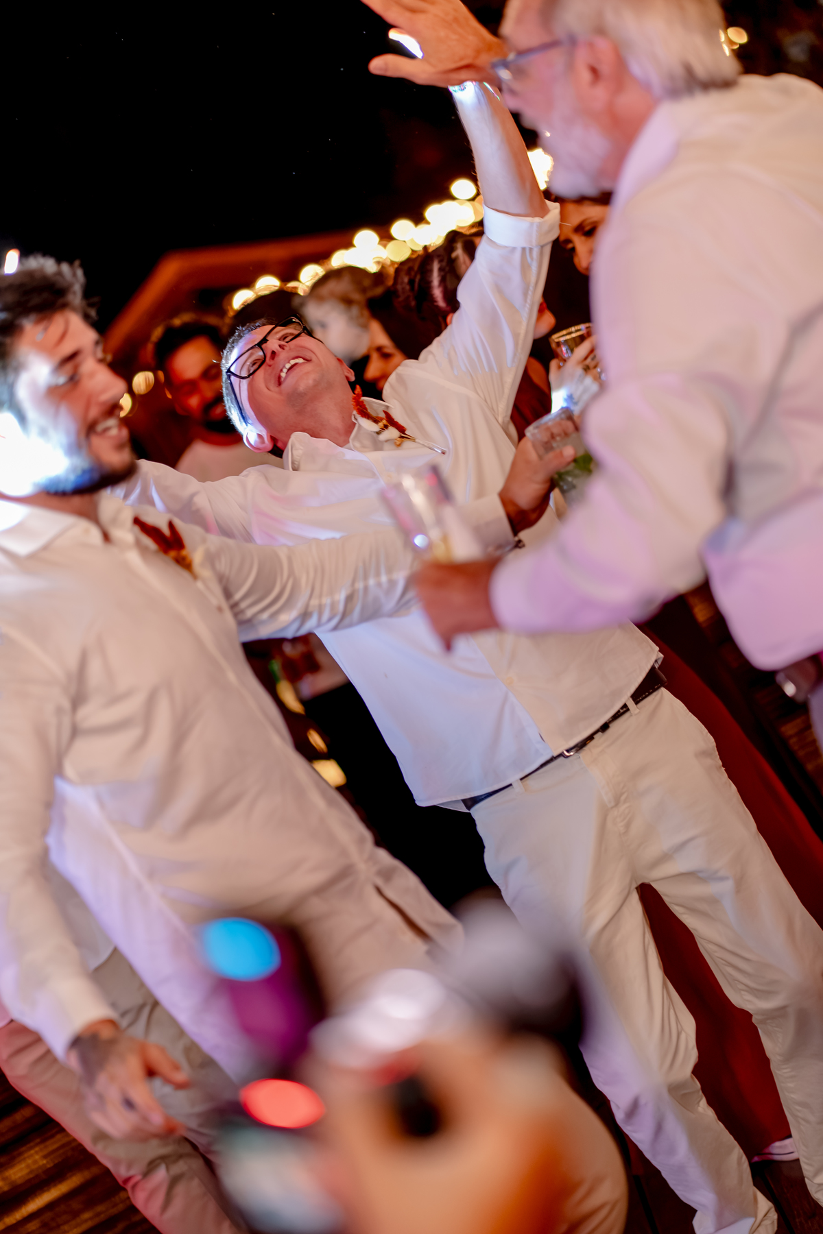 Convidados celebrando juntos durante a recepção de Fábio e Yasmin, em um momento descontraído da festa de casamento.
