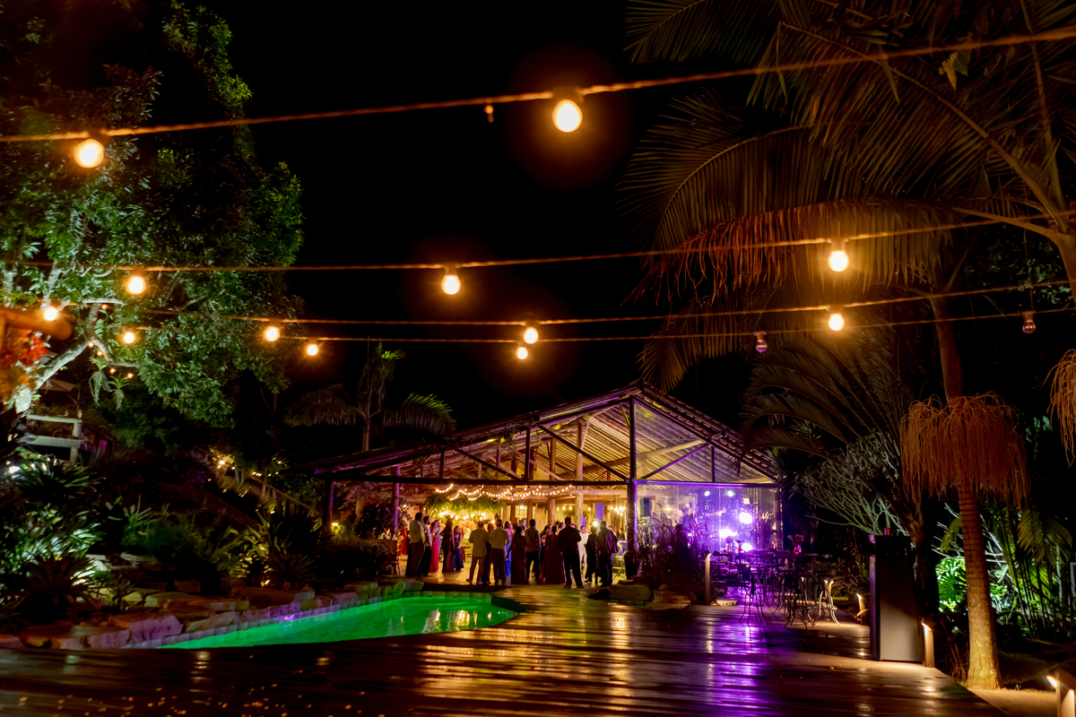 Recepção do casamento de Fábio e Yasmin à noite, com iluminação decorativa e a estrutura da Fazenda Vila dos Eucaliptos criando uma atmosfera acolhedora.