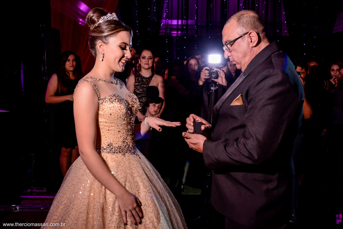 colocando o anel no dedo da debutante