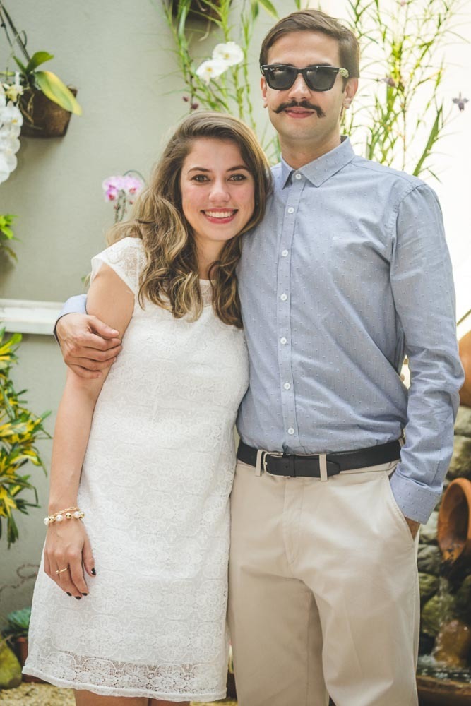 Noiva em casamento no cartório com padrinhos 