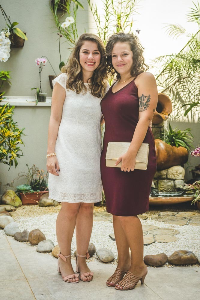 Noiva em casamento no cartório com madrinha