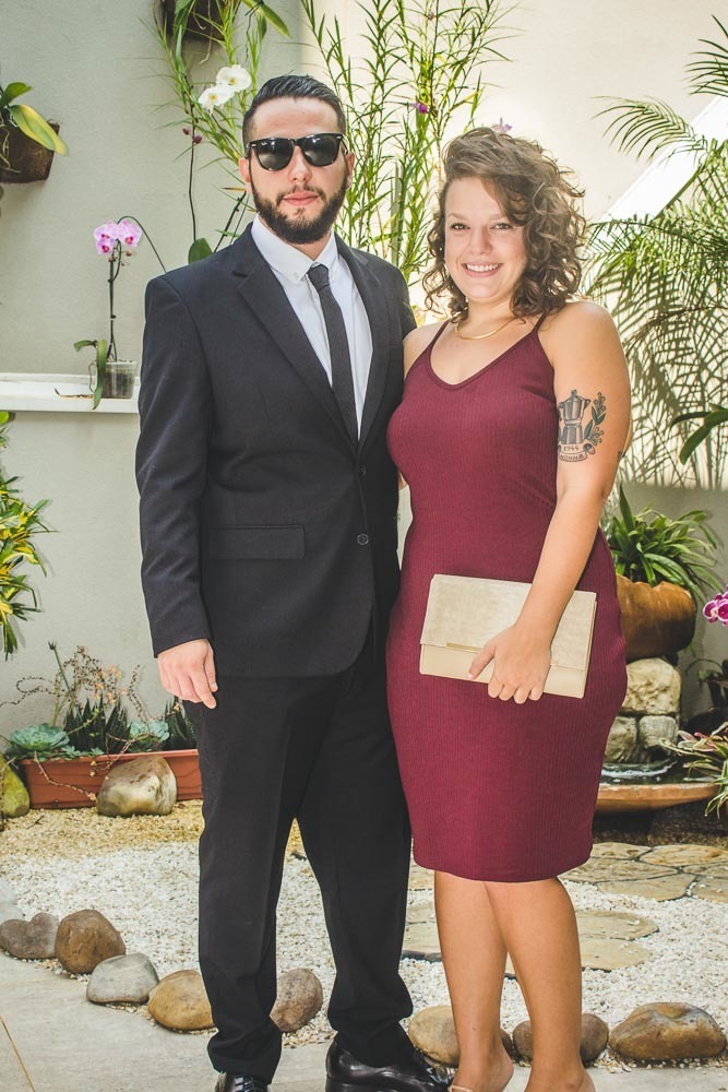 Noivo em casamento no cartório com madrinha