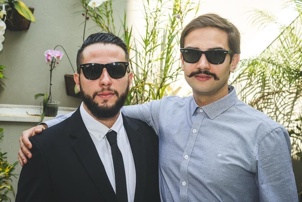 Noivo em casamento no cartório com padrinhos 