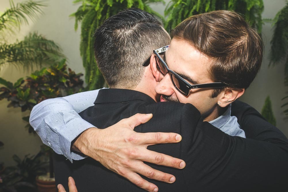 Noivo em casamento no cartório com padrinhos 