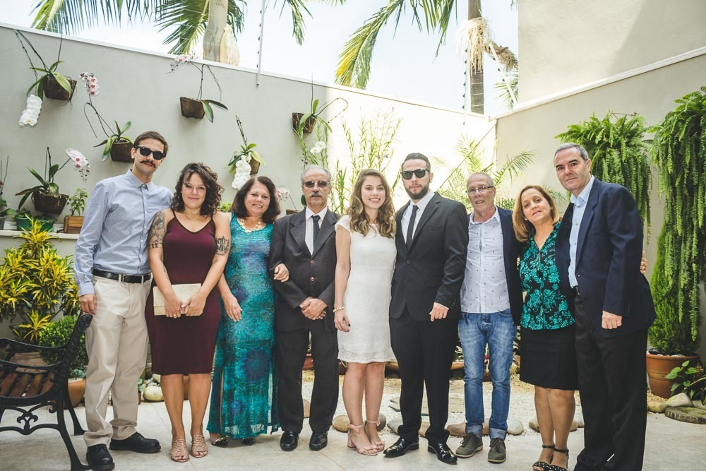 Família com casal recém casados no cartório