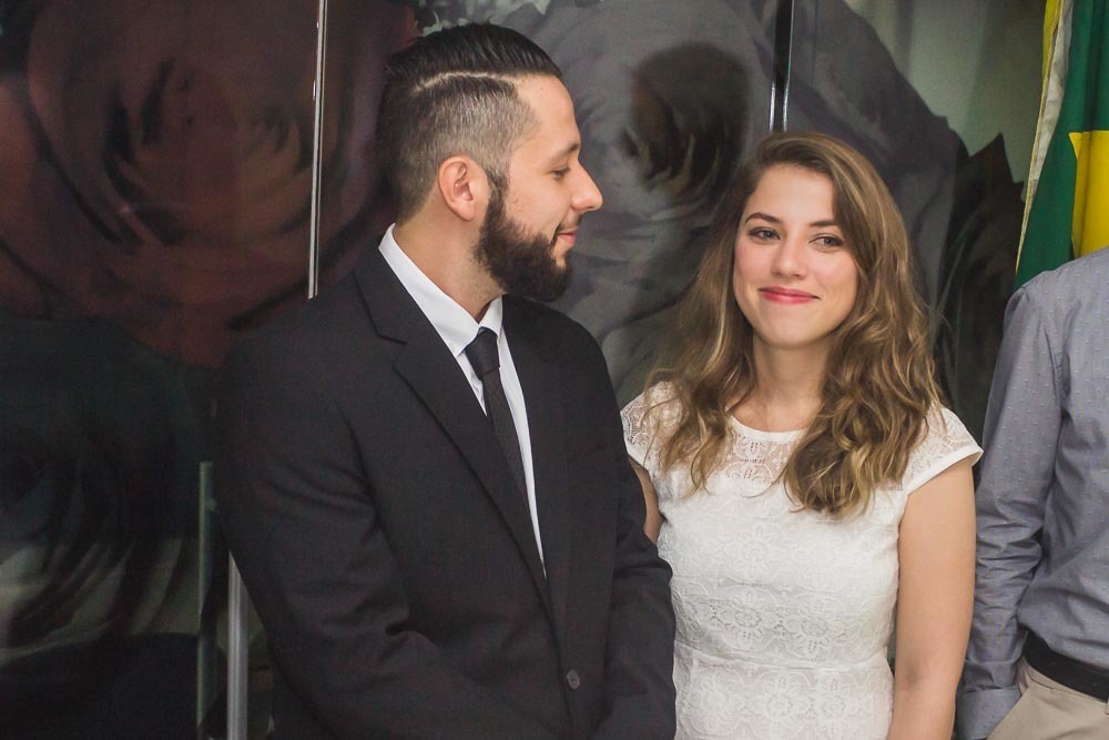 Casal de noivos em casamento no cartório