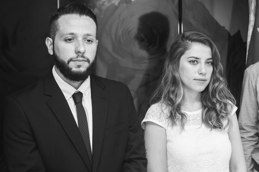 Casal de noivos em casamento no cartório