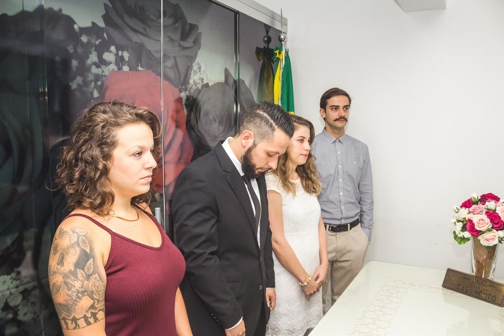 Casal de noivos em casamento no cartório com padrinhos 
