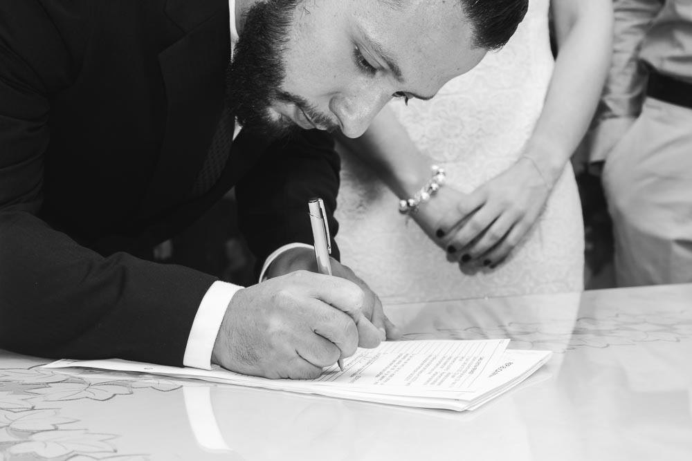 Noivo assinando em cartório
