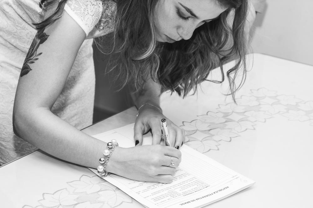 Noiva assinando em cartório