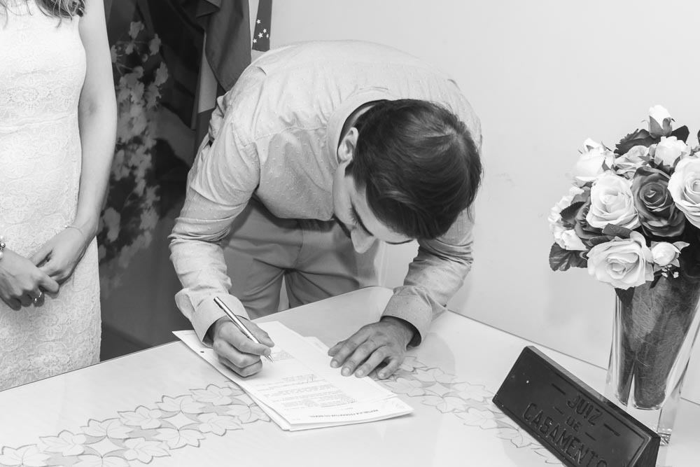 Padrinho assinando em cartório