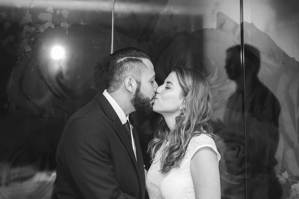 Noivos se beijando após casamento em cartório