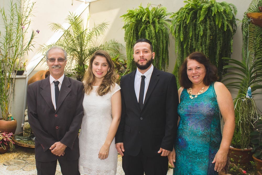Família com casal recém casados no cartório
