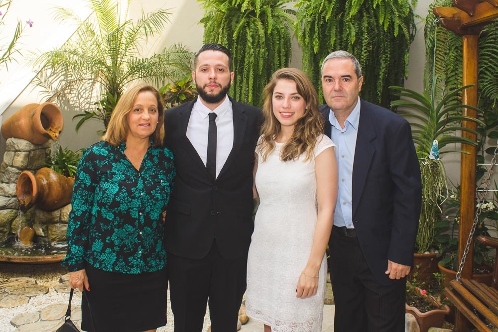 Família com casal recém casados no cartório