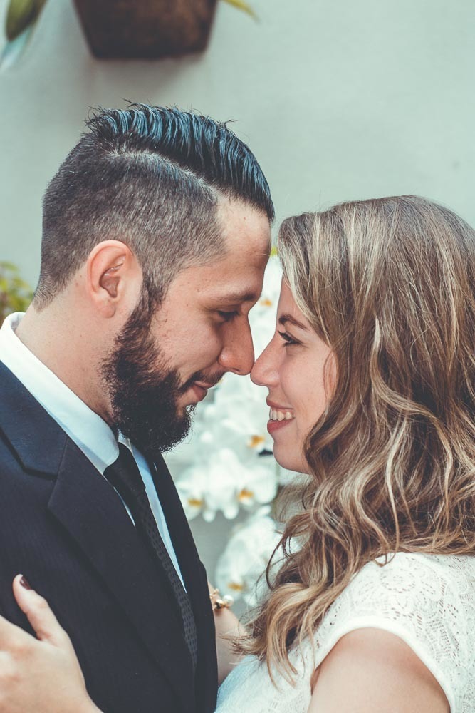 Retrato de casal de noivos em casamento no cartório
