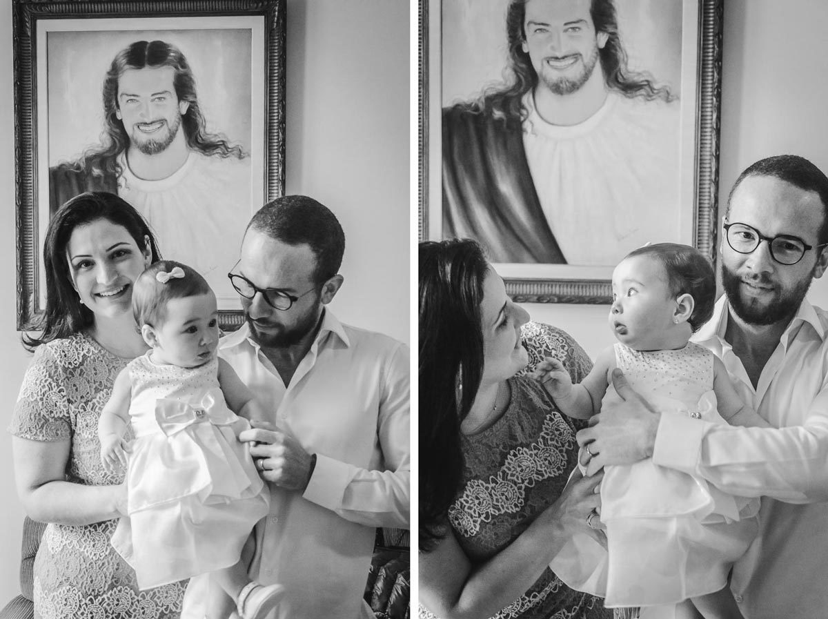 Pais com bebê no batismo batizado