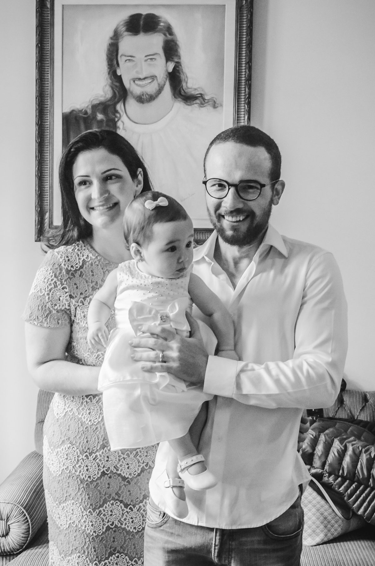 Pais com bebê no batismo batizado