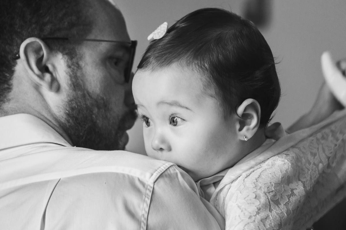 Pai com bebê no batismo batizado