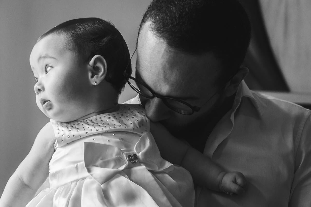 Pai com bebê no batismo batizado