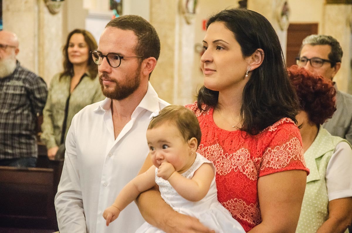 Família em batizado batismo na igreja de criança bebê