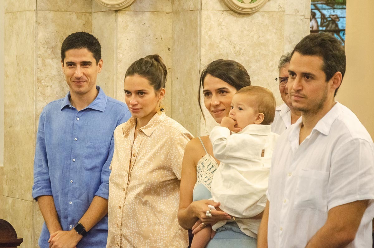 Família em batizado batismo na igreja de criança bebê