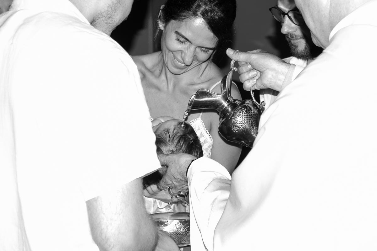 Família em batizado batismo na igreja de criança bebê