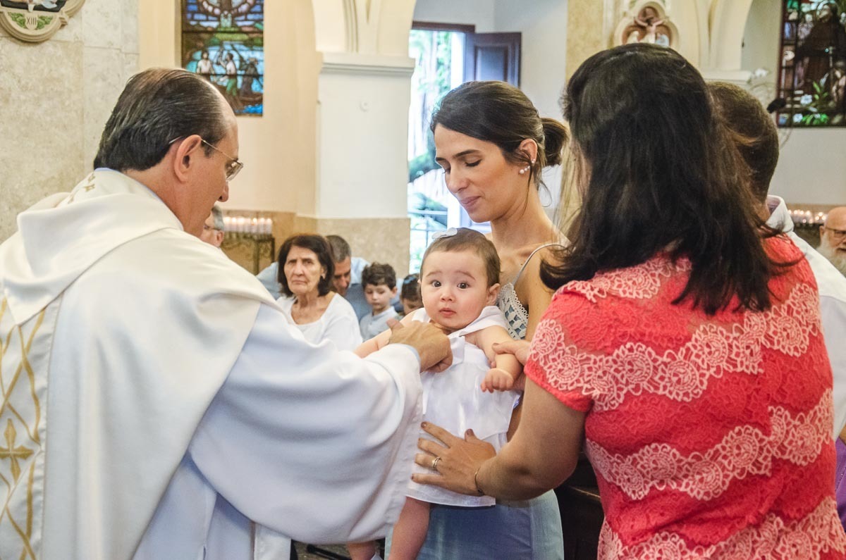 Família em batizado batismo na igreja de criança bebê