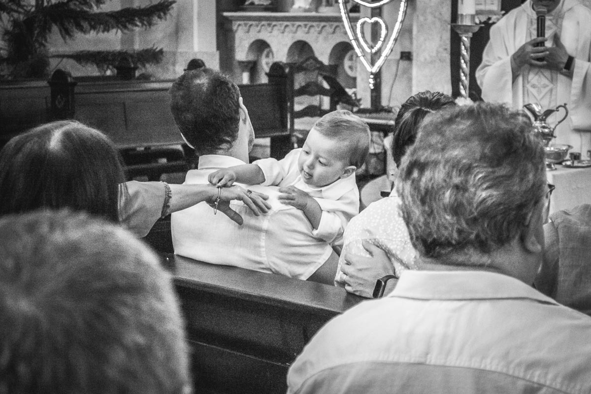 Família em batizado batismo na igreja de criança bebê