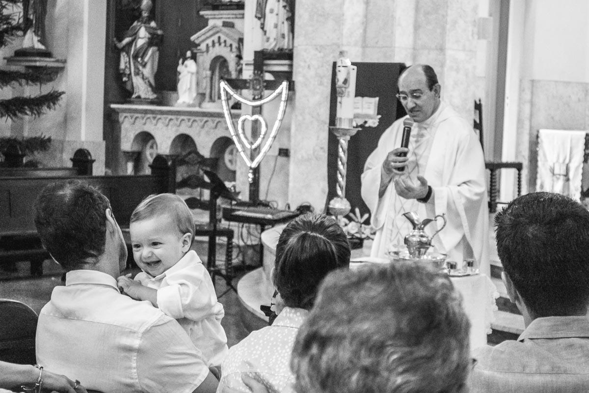 Família em batizado batismo na igreja de criança bebê