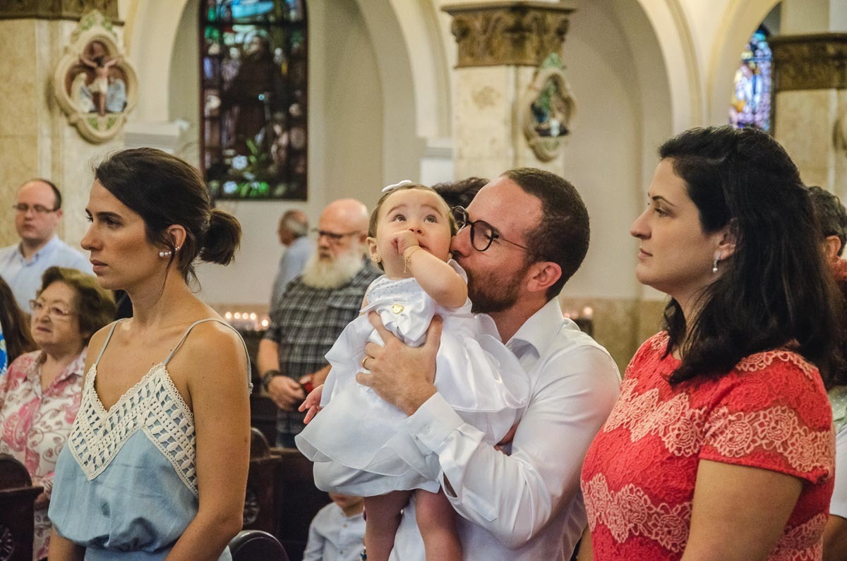 Família em batizado batismo na igreja de criança bebê