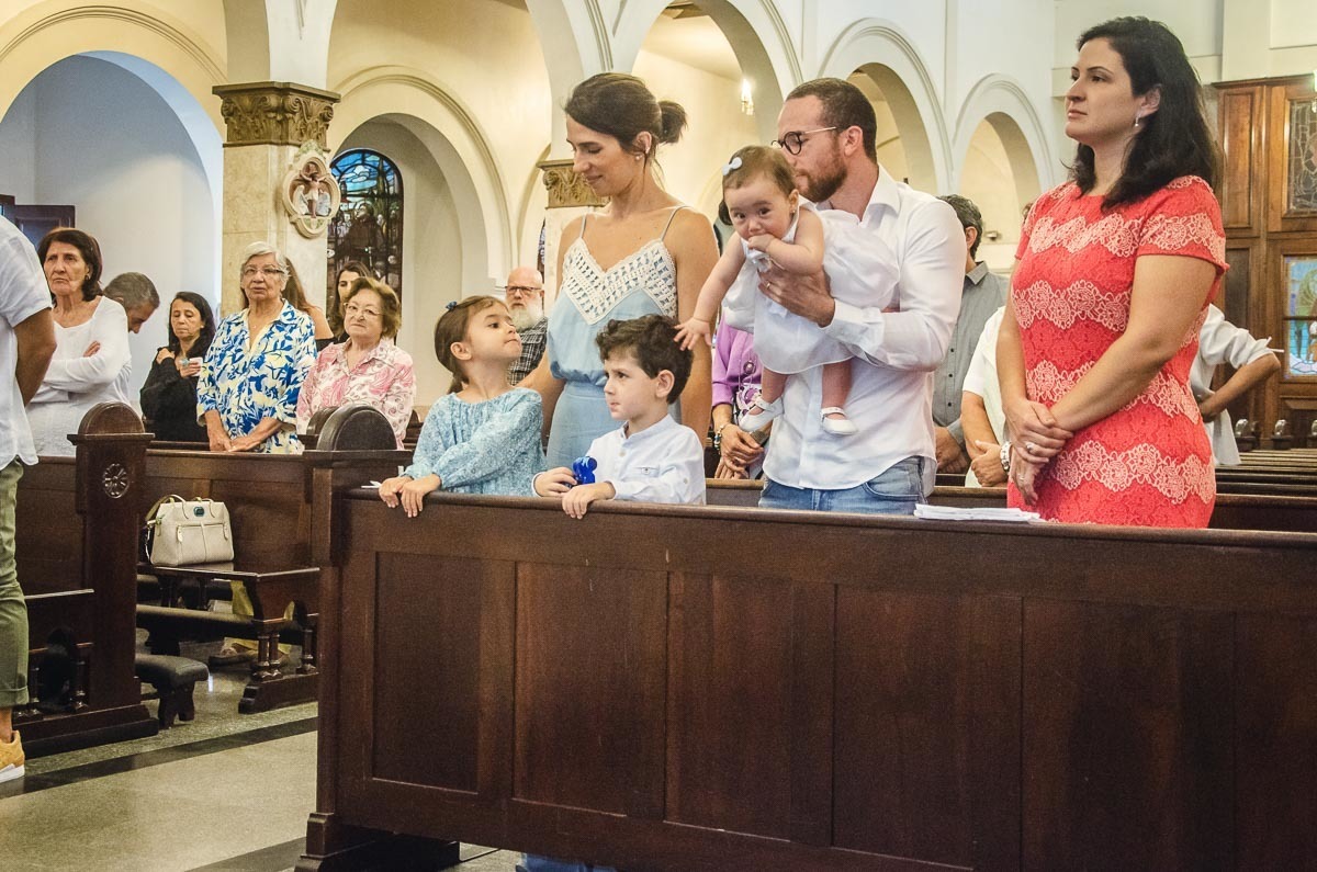 Família em batizado batismo na igreja de criança bebê