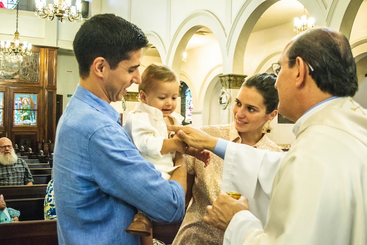 Família em batizado batismo na igreja de criança bebê